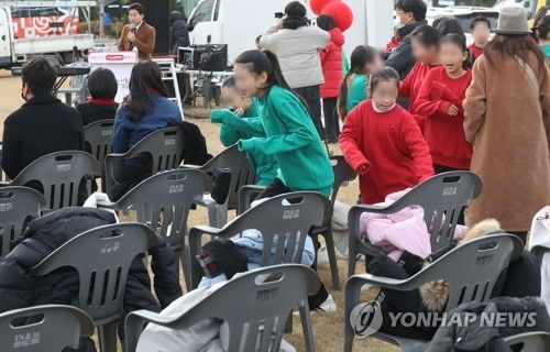 '행사가 뭐길래' 혹한 속 외투 탈의 축하 공연