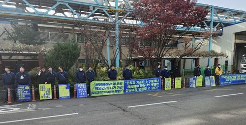 선전전 나선 부평2공장 소속 노동자들