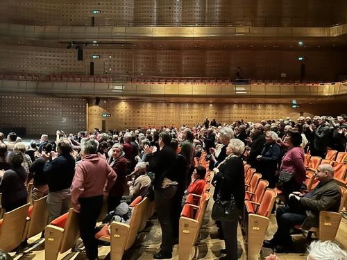 기립박수 하는 현지 관객들