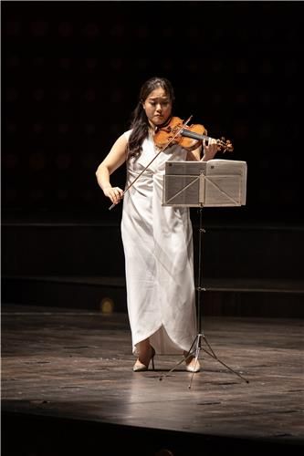 슈트라우스의 바이올린 소나타 연주하는 임지영