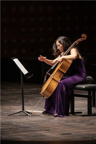 '피치카토' 주법으로 연주하는 최하영