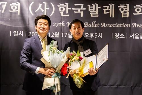 박재홍 한국발레협회장(왼쪽)·유병헌 유니버설발레단 예술감독(오른쪽)