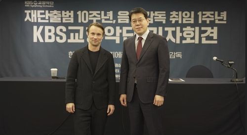 KBS교향악단 피에타리 잉키넨 음악감독(왼쪽)과 한창록 사장