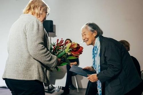 울리케 리트케 DMR 부회장이 박영희 작곡가에게명예회원 증명서를 전달하는 장면