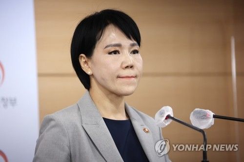 굳은 표정의 전현희 권익위원장