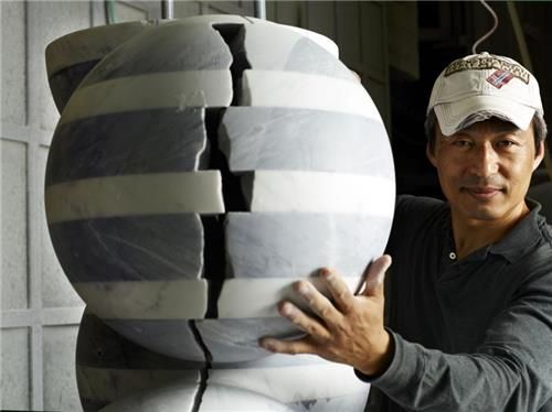 작품을 만드는 박은선 작가