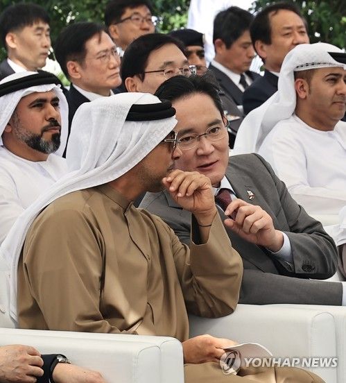 만수르 부총리와 대화하는 이재용 삼성전자 회장