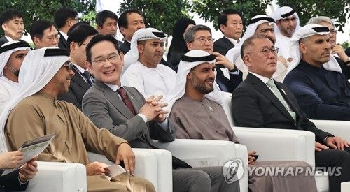 만수르 부총리와 대화하는 이재용 삼성전자 회장