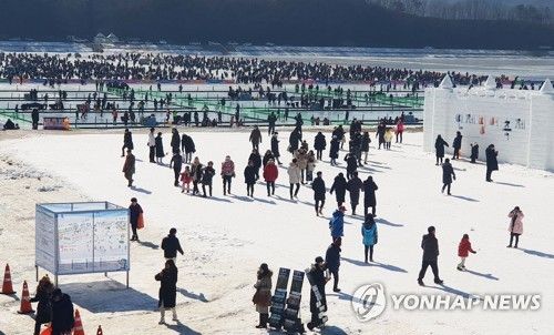 인파로 가득한 인제 빙어축제장