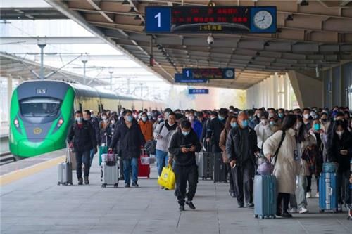 중국 청두의 열차 승객들