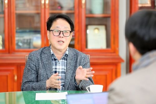 인터뷰하는 최상기 인제군수
