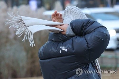 목도리 두르는 시민