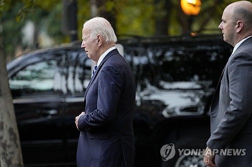 30일 미사 참석후 성당 떠나는 바이든 대통령