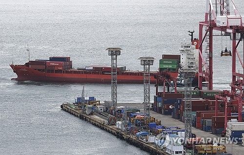 출항하는 컨테이너선