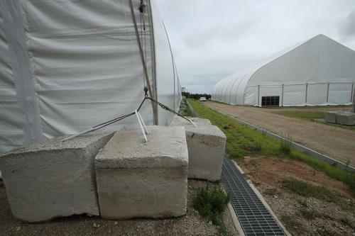 강원산림엑스포장 내 대형 전시관이 강풍에도 견디도록 설치한 콘크리트. 개당 무게가 1.2t이나 된다.[촬영 이해용] 