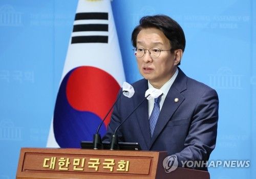 브리핑하는 민주당 권칠승 수석대변인