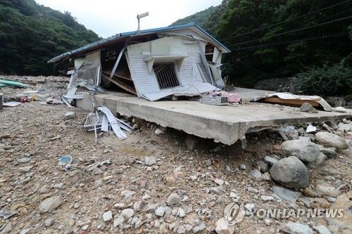 크게 부서진 사찰