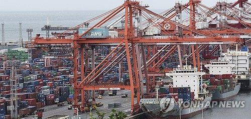 분주하게 하역 중인 부산항