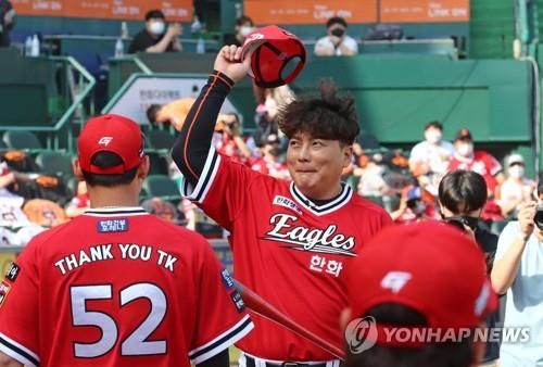 2021년 선수 시절 관중에게 인사하는 김태균