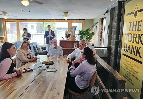 지난 2일 펜실베이니아주 요크 방문 중 주민들을 만나는 제롬 파월 미국 연준 의장(앉은 이 왼쪽에서 3번째)[AFP 연합뉴스 자료사진. 재판매 및 DB 금지]