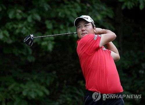 드라이버 티샷하는 함정우