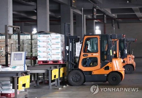 밀가루 운반 중인 지게차. 기사와 직접적인 관련 없음. 