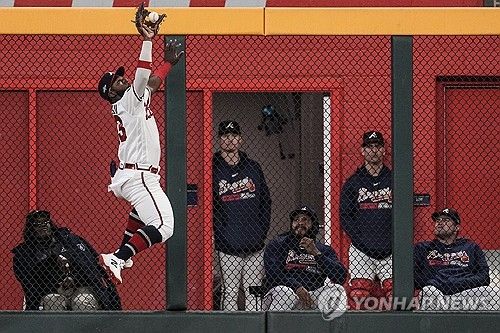 경기에 마침표를 찍은 애틀랜타 중견수 마이클 해리스의 수비