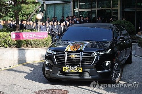 축구회관 떠나느 박종환 전 감독 운구차량