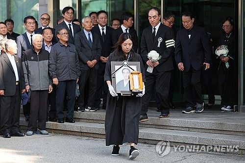 운구차로 향하는 고 박종환 전 감독 영정