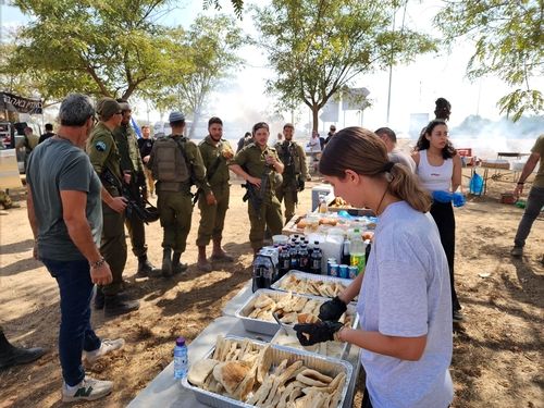 자원봉사자들이 마련한 점심식사를 받기 위해 모여든 병사들.
