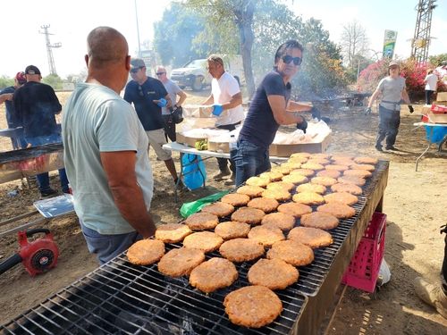 가자지구 작전 최전선에서 이스라엘 병사들을 위해 점심을 준비중인 자원봉사자들.