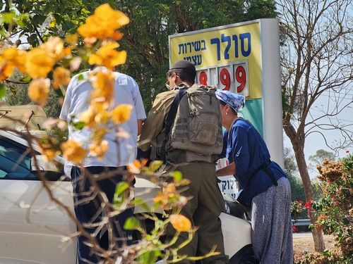 한 병사가 자원 봉사자들이 진행한 점심 배식 현장에 찾아온 가족과 '조우'하고 있다. [촬영 김상훈] 