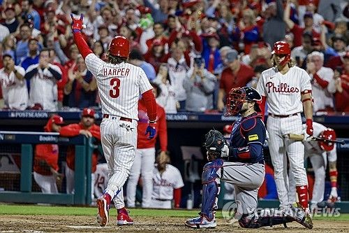 홈런 친 뒤 홈으로 들어오는 하퍼