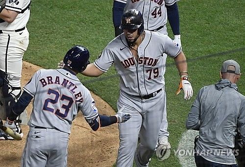 4회 결승 투런 아치 때린 휴스턴 아브레우