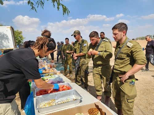 가자지구 작전에 투입된 병사들이 자원봉사자들이 만든 음식을 기다리고 있다. [촬영 김상훈]