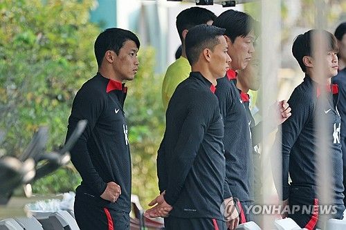 클린스만 감독 훈련 지시 듣는 황희찬