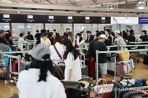 추석 황금연휴 D-1, 붐비는 인천공항