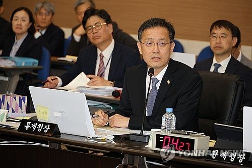 답변하는 이형일 통계청장