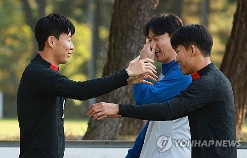 포옹하는 손흥민-정우영