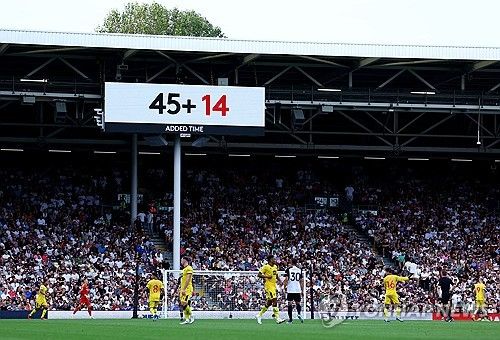 풀럼과 셰필드 경기에 나온 추가 시간 14분을 알리는 전광판