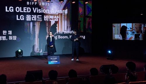 부산국제영화제에서 'LG 올레드 뉴 비전 상'을 수상한 허장감독(왼쪽)과 정범 감독.[LG전자 제공]