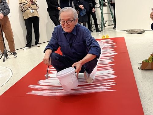 구겐하임 미술관에서 '달팽이 걸음' 작업 중인 이건용 작가