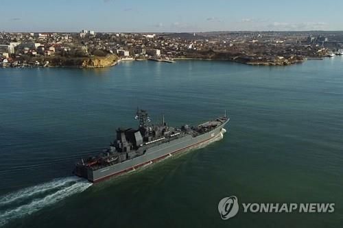 러 흑해함대 기지로 이동하는 러시아 군함