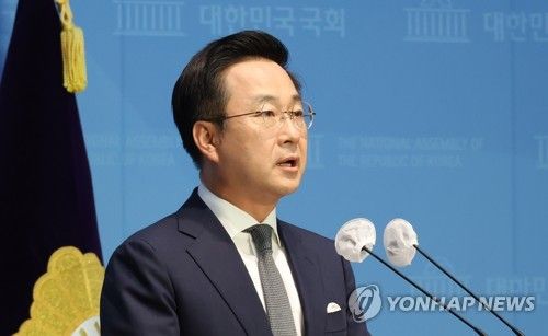 브리핑하는 박성준 대변인