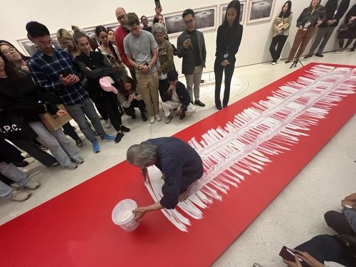구겐하임 미술관에서 '달팽이 걸음' 작업 중인 이건용 작가