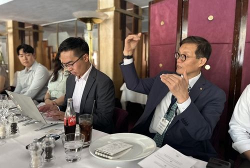 모로코 현지간담회를 하는 이창용 한국은행 총재