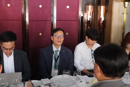 모로코 현지간담회를 하는 이창용 한국은행 총재