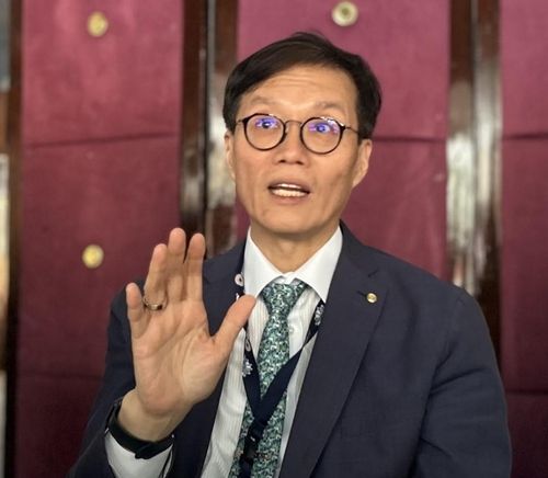 모로코 현지간담회를 하는 이창용 한국은행 총재