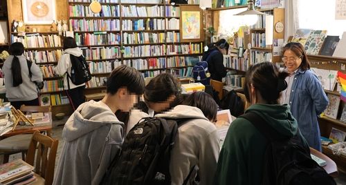 '나비날다 책방'을 둘러보는 여중생들