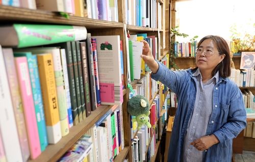 '나비날다 책방'서 책을 정리 중인 권은숙 대표 